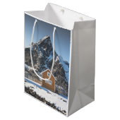 Lofoten Yellow Cabin Mittlere Geschenktüte (Vorderseite Schrägansicht)