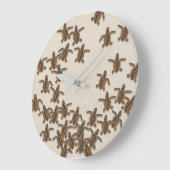 Loggerhead Sea Turtle Hatchling Wall Clock Große Wanduhr (Winkel)