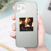 Loggt sich in der Feuer-Feuer-Fotografie ein Aufkleber (Telefon)