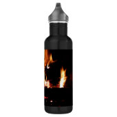 Loggt sich in der Feuer-Feuer-Fotografie ein Edelstahlflasche (Rechts)