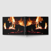 Loggt sich in der Feuer-Feuer-Fotografie ein Gästebuch (Voll)