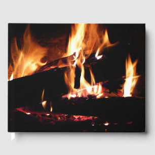 Loggt sich in der Feuer-Feuer-Fotografie ein Gästebuch