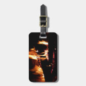 Loggt sich in der Feuer-Feuer-Fotografie ein Gepäckanhänger (Vorderseite vertikal)