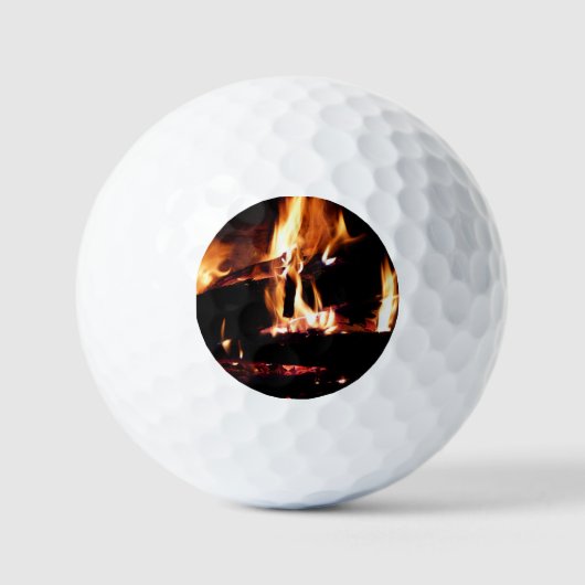 Loggt sich in der Feuer-Feuer-Fotografie ein Golfball (Vorderseite)