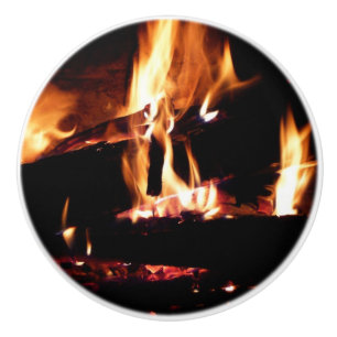 Loggt sich in der Feuer-Feuer-Fotografie ein Keramikknauf
