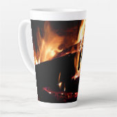 Loggt sich in der Feuer-Feuer-Fotografie ein Milchtasse (Linke Ecke)