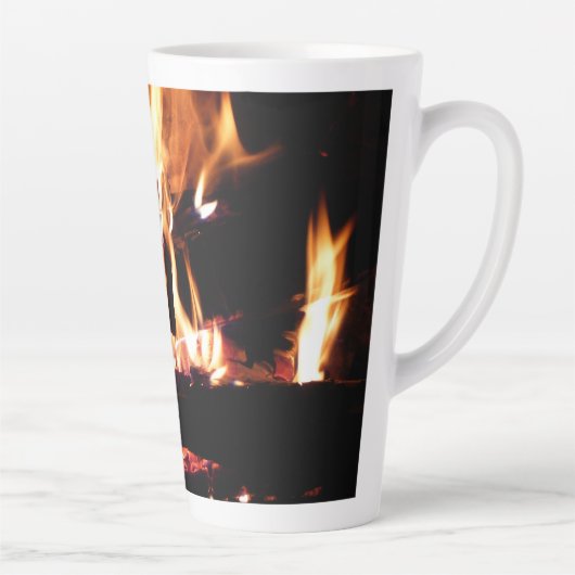 Loggt sich in der Feuer-Feuer-Fotografie ein Milchtasse (Rechts)