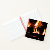 Loggt sich in der Feuer-Feuer-Fotografie ein Notizblock (Innenseite)