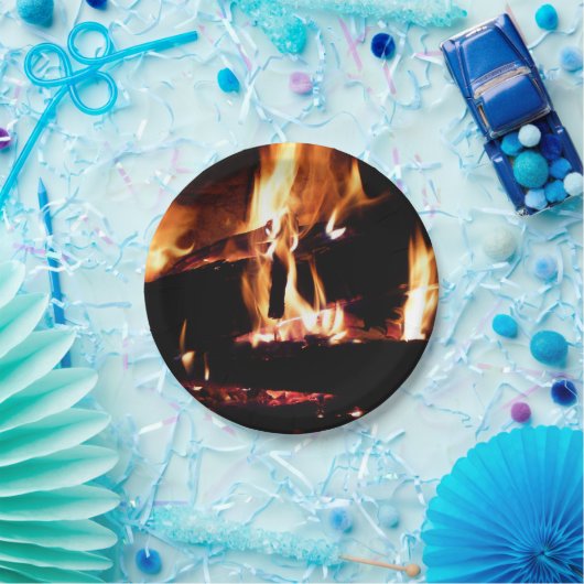 Loggt sich in der Feuer-Feuer-Fotografie ein Pappteller (Party)