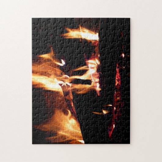 Loggt sich in der Feuer-Feuer-Fotografie ein Puzzle (Vertikal)