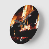 Loggt sich in der Feuer-Feuer-Fotografie ein Runde Wanduhr (Winkel)