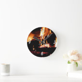 Loggt sich in der Feuer-Feuer-Fotografie ein Runde Wanduhr (Zuhause)