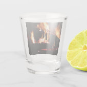 Loggt sich in der Feuer-Feuer-Fotografie ein Schnapsglas (Rückseite)