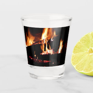 Loggt sich in der Feuer-Feuer-Fotografie ein Schnapsglas