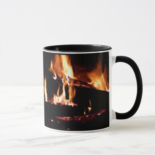 Loggt sich in der Feuer-Feuer-Fotografie ein Tasse (Rechts)