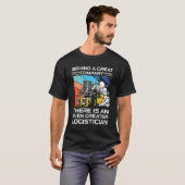 Logistiker hinter einer großen Werkstatt T-Shirt (Vorne ganz)