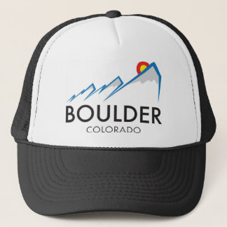 Logo Boulders Colorado Flatirons auf hellem Kleid Truckerkappe