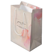 Logo-Branding für Abstrakte Kunst in Rosa und Kora Mittlere Geschenktüte (Vorderseite Schrägansicht)