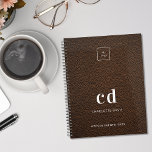 Logo-Braune Leder-Monogramm-Initialen Planer<br><div class="desc">Braune Imitate Leder Foto als Hintergrund und weißer Text. Personalisieren und fügen Sie Ihr Logo,  Monogramm Initialen,  Namen und ein Titeljahr. Ihr Logo sowohl vorne als auch hinten. Platz für Ihre Website-Adresse auf der Rückseite.</div>