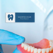 Logo "Custom Dentis" weiß und blau Namenschild