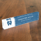 Logo "Custom Dentis" weiß und blau Namensplakette (Seite)