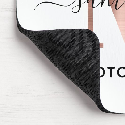 Logo der Rose Gold M Monogram Mousepad (Ecke)