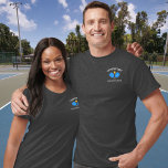 Logo des Pickleball Paddles Club Teams T-Shirt<br><div class="desc">Sportliches Pickleball-Shirt mit 2 blauen Pickleball-Paddeln und einer Kugel und 2 Textzeilen. Ideal für einen Pickleball Club T - Shirt,  Pickleball Partner/Teammitglieder - ideal für Turniere oder Rec-Spiele.</div>