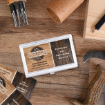Logo des Rustic Wood Tone Contractor Visitenkarten Dose<br><div class="desc">Es ist nicht mehr peinlich,  wenn man einem neuen Kunden eine zerrüttete und zerbrochene Karte übergibt. Behalt deine Visitenkarten sauber,  flach und leicht zugänglich mit dem Rustic Wood Tone Contractor Logo Business Card Case. Einfach mit Ihren Informationen anpassen.</div>