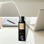 Logo-Foto für das Black-Gold-Geschäft Trinkflasche<br><div class="desc">Ein schwarzer Hintergrund. Personalisieren und fügen Sie Ihr Firmenlogo,  Ihren Textnamen (oder löschen) und ein Profil-Foto hinzu. Goldener Text.</div>