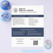 Logo für Arztpraxis mit QR-Code in Weiß Flyer (Einzeln)