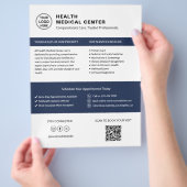 Logo für Arztpraxis mit QR-Code in Weiß Flyer (Hand)