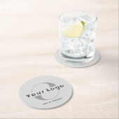 Logo für das Unternehmen "Grau + Schwarzer Text" Runder Pappuntersetzer (Vor Ort)