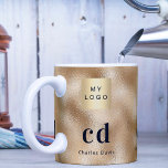Logo für das Unternehmen Kaffeetasse<br><div class="desc">Ein Imitat goldener Hintergrund. Personalisieren und fügen Sie Ihr Firmenlogo (3),  einen Namen und Monogramm Initialen (3). Der Name ist weiß mit modernen weißen und goldenen Blockbuchstaben geschrieben.</div>