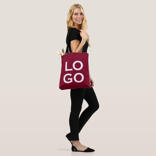 Logo für Unternehmen oder Unternehmen auf Burgund Tasche (Am Model)