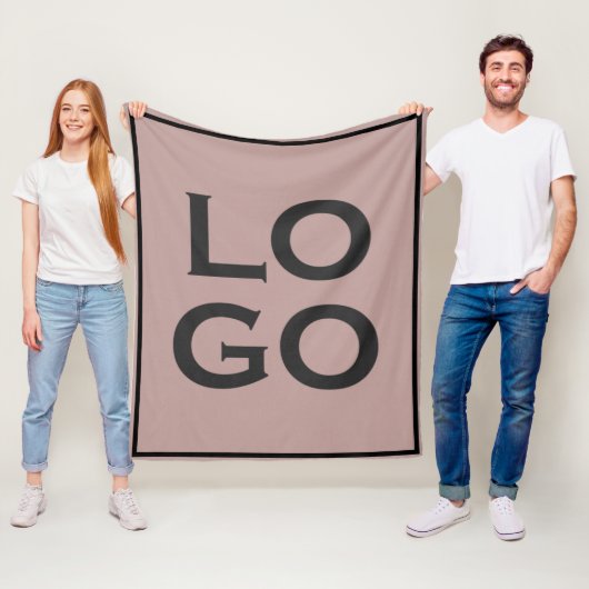 Logo für Unternehmen oder Unternehmen auf Dusty Pi Fleecedecke (Beispiel)