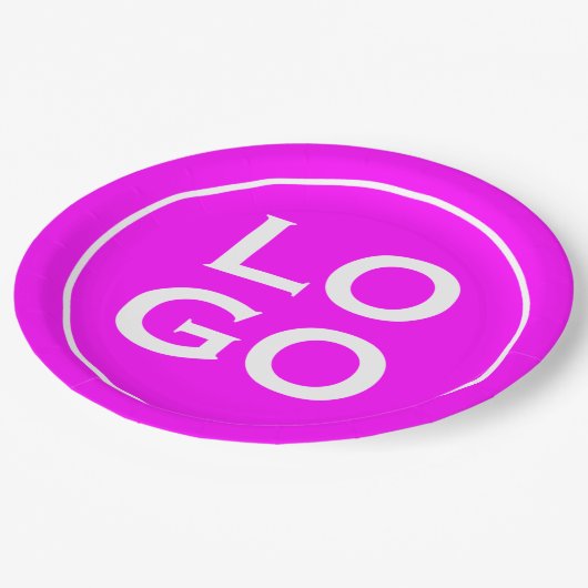 Logo für Unternehmen oder Unternehmen auf Magenta Pappteller (Schrägansicht)