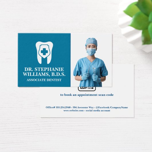 Logo | Junge weibliche Zahnärztin (Schreibtisch)