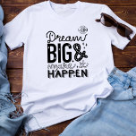 Logo (Lettering Dream Big Make it Happen Business) T-Shirt<br><div class="desc">Wirst du kühn sein und etwas Großes tun? Dann ist dieses Shirt perfekt für Sie. Eine schöne Erinnerung, die Träume wahr werden lässt, mit harter Arbeit und Entschlossenheit. Inspiration Linie Kunst Hand, lustige originale motivierend Wörter Dream Big und Make it Happen auf einem Business-to-Shirt, wo es auch einen Platz für...</div>