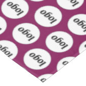 Logo-Muster für das Branding von Werbemitteln Tischdecke (Schrägansicht)