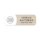 Logo, Name und Titel aus hellem Holz