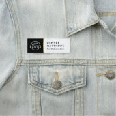 Logo, Name und Titel Klasse Schwarz-weiß Namensschild (Beispiel)