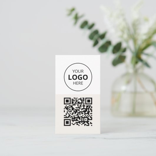 Logo-QR-Code Minimalistisch Beige Visitenkarte (Stehend Vorderseite)