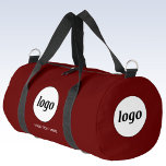Logo-Text Werbung Business Burgundy Red Duffle Bag<br><div class="desc">Fügen Sie Ihr eigenes Logo und Ihren eigenen Text zu diesem Design hinzu. Ihr Firmenname,  Slogan,  Website oder Telefonnummer. Minimalistisch und beruflich. Ideal für ein Werbeprodukt für Ihre Mitarbeiter,  Mitarbeiter,  Kunden und Kunden. Ideal für Messe-,  Reise-,  Firmen- oder Sportveranstaltungen und Geschenke. Weitere Versionen finden Sie in der Auflistung.</div>