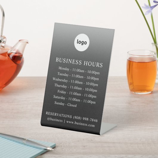 LOGO und Geschäftszeiten | Gradient | Stehendes Ze Sockelschild (In SItu)