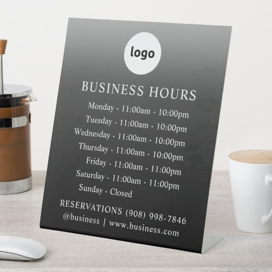 LOGO und Geschäftszeiten | Gradient | Stehendes Ze Sockelschild (In Situ)