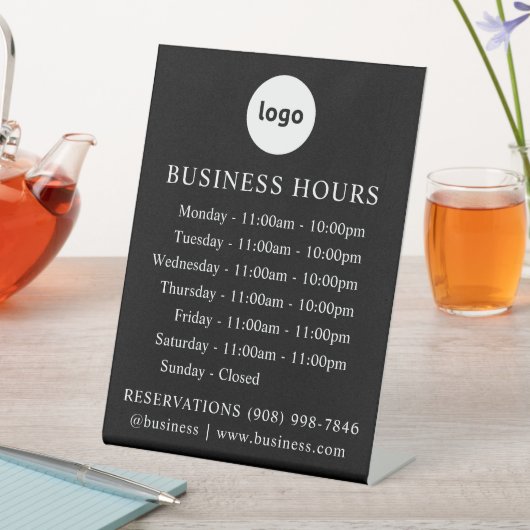 LOGO und Geschäftszeiten | Schwarz | Stehendes Zei Sockelschild (In Situ)