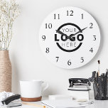 Logo-Werbemarke für kundenspezifische Unternehmen Runde Wanduhr<br><div class="desc">Fügen Sie Ihr individuelles Firmenlogo hinzu,  um eine einzigartige Wanduhr zu schaffen. Macht ein großartiges Werbegeschenk oder ein Firmengeschenk für Kunden,  Verkäufer,  Mitarbeiter oder andere Spezialisten. Wählen Sie aus verschiedenen Uhrformen und Größen. Keine Mindestmenge,  keine Einrichtungsgebühren.</div>