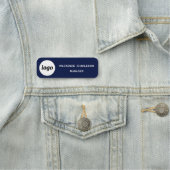 Logomitarbeiter Navy Blue Business Namensschild (Beispiel)