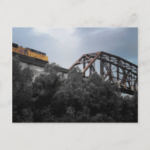 Lokomotive-Zug, der die Brücke überquert Postkarte