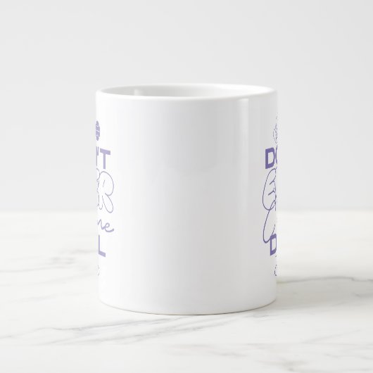 Lola "Nenn mich nie Puppe" Jumbo-Tasse (Vorderseite)